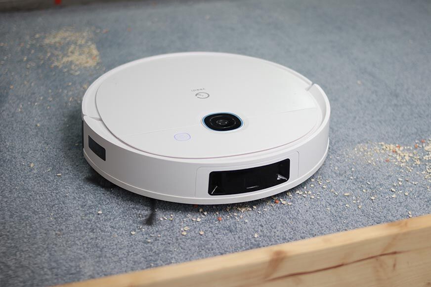 Yeedi Vac 2 Pro saugt Haferflocken beim Reinigungstest auf einem Teppich